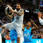 El alero sueco del Real Madrid, Jeffery Taylor (i), durante el partido de cuartos de final de la Copa del Rey