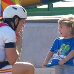 Maialen Chourraut saluda a su hija Ane tras ganar la medalla de oro en aguas bravas