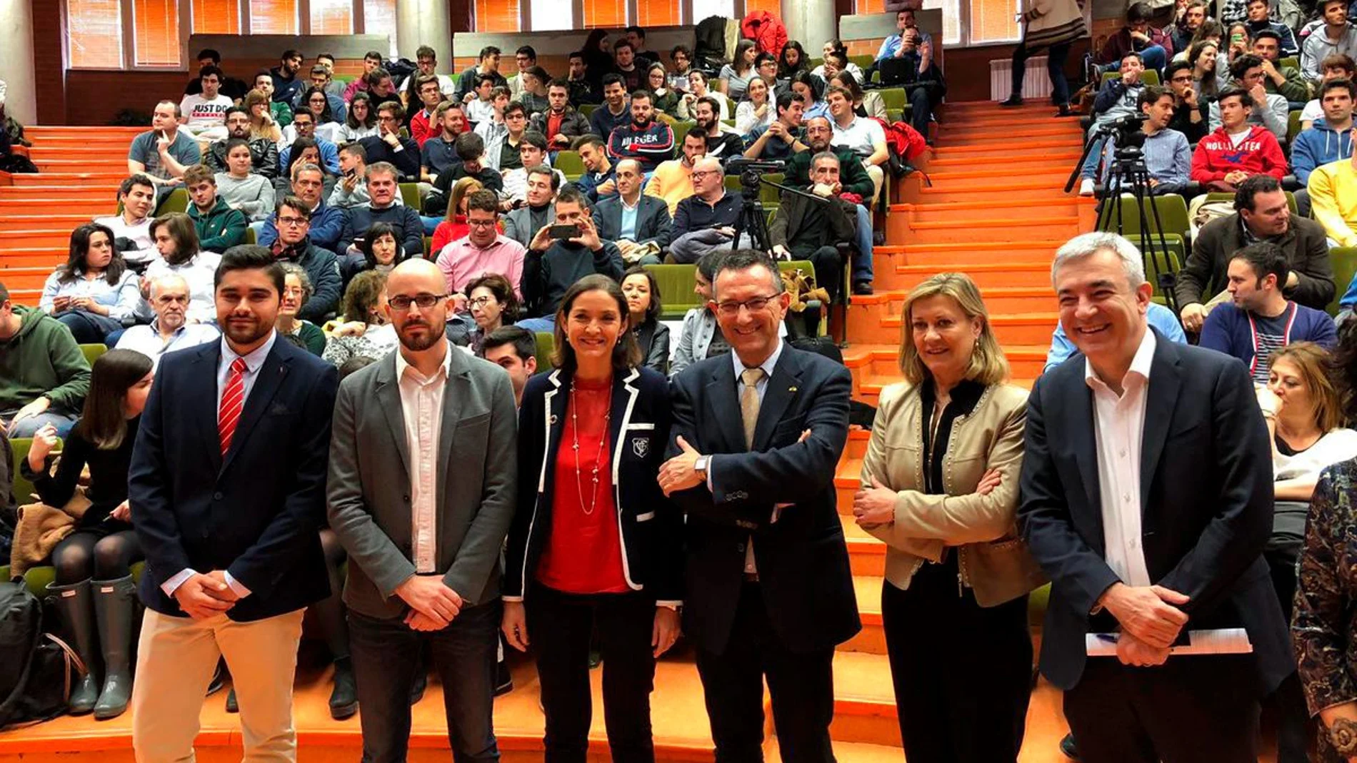 Nacho Álvarez, Reyes Maroto, Pilar del Olmo y Luis Garicano, ante sdel debate junto a Gonzalo González y José Antonio Sanz