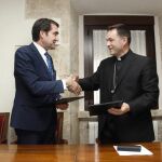El consejero de Fomento y Medio Ambiente de la Junta de Castilla y León, Juan Carlos Suárez-Quiñones y el obispo mirobrigense Raúl Berzosa firman un protocolo de colaboración con el Obispado de Ciudad Rodrigo para rehabilitar viviendas destinadas al alquiler social / José Vicente/Ical