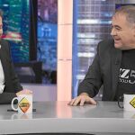 Pablo Motos, a la izda., y Antonio García Ferreras durante la emisión, el jueves, de «El hormiguero»