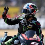 El piloto francés Johann Zarco de Monster Yamaha Tech3 celebra su primer puesto durante la sesión de clasificación en Le Mans / Efe
