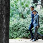 Pedro Sánchez e Iván Redondo, el gran estratega del líder socialista, pasean por los jardines del Palacio de la Moncloa