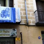 Más de una quincena de calles del barrio de Lavapiés han sufrido plagas de insectos y ratones en algunos de sus edificios. Tras detectarse el foco, los vecinos tienen que desinfectar toda su ropa, edredones y colchones