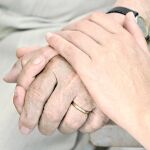 Con relativa frecuencia saltan a la opinión pública casos de pacientes que llega al final de su vida sufriendo a causa de una enfermedad grave, provocando un debate público que se queda en posturas ideológicas encontradas