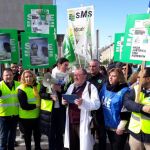Miembros de Satse y el Sindicato Médico Andaluz se movilizaron ayer en Dos Hermanas