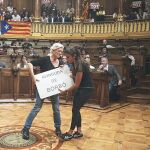 Imagen de las dos concejalas de la CUP en un pleno del Ayuntamiento de Barcelona con el cartel de la calle