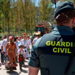 Miembros de la Guardia Civil vigilan el recorrido de las peñas romeras en su camino a Lugar Nuevo, donde paran a comer en su camino al Cerro del Cabezo, durante la Romería de la Virgen de la Cabeza, en Andújar / Foto: Efe