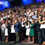 Mariano Rajoy, María Dolores de Cospedal, Ana Pastor, Fernando Martínez Maíllo y los candidatos a liderar al partido, Soraya Saénz de Santamaría y Pablo Casadoaplauden al finalizar el himno de España /Efe