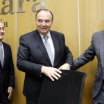 El presidente de la Cámara de Comercio, José Vicente Morata (en el centro), ayer junto al conseller de Economía, Rafael Climent, y el vicepresidente de la Cámara, Vicente Folgado