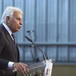 El expresidente del Gobierno Felipe González pronuncia la laudatio en la investidura hoy como doctor honoris causa por la Universidad Europea de Madrid del secretario general de Naciones Unidas electo, Antonio Guterres,