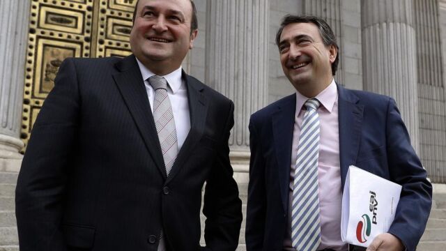 El presidente del PNV, Andoni Ortuzar, y el diputado de su partido Aitor Esteban, en las escalinatas del Congreso de los Diputados. EFE/Juan Carlos Hidalgo