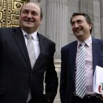 El presidente del PNV, Andoni Ortuzar, y el diputado de su partido Aitor Esteban, en las escalinatas del Congreso de los Diputados. EFE/Juan Carlos Hidalgo