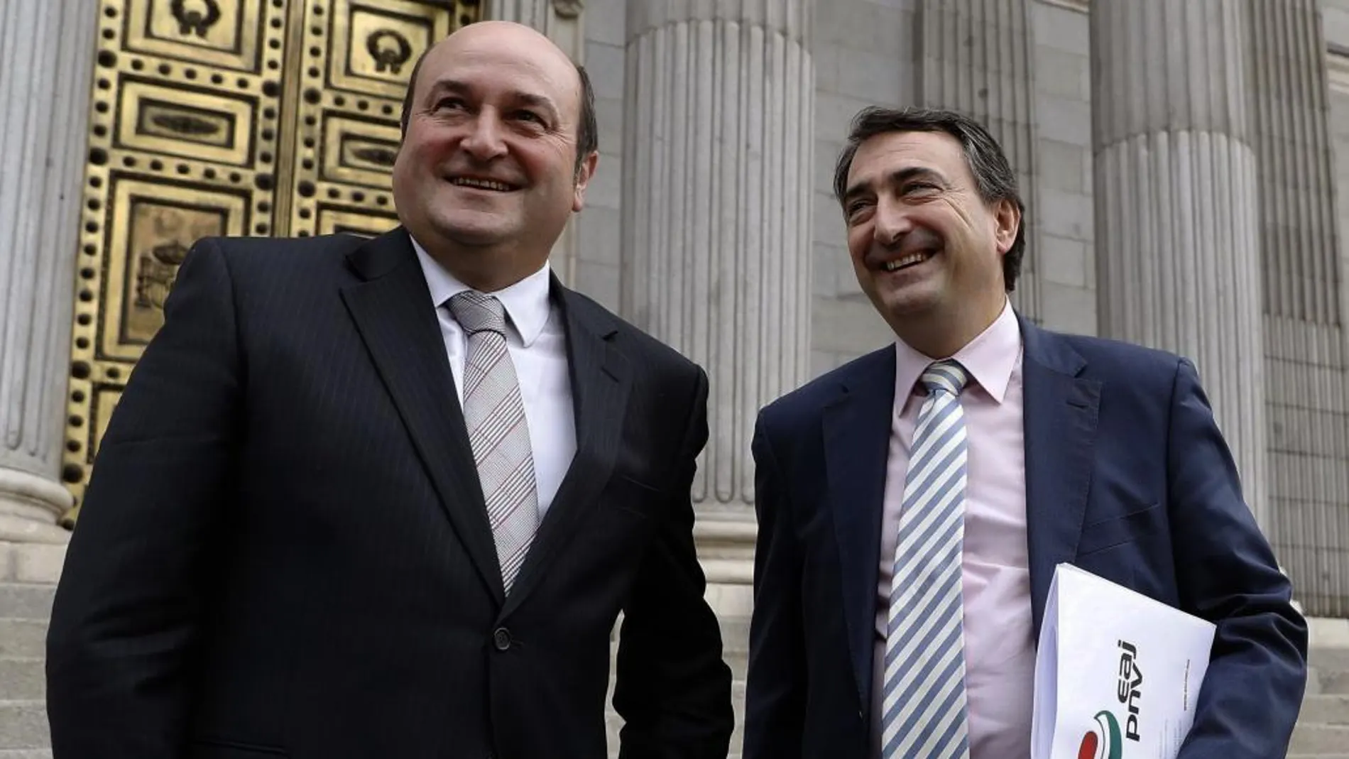 El presidente del PNV, Andoni Ortuzar, y el diputado de su partido Aitor Esteban, en las escalinatas del Congreso de los Diputados. EFE/Juan Carlos Hidalgo