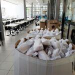 El comedor de Casa Caridad en Valencia sirve unas 500 raciones cada día y ofrece, además, servicio de asesoramiento a sus usuarios