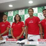 Los tenistas españoles Feliciano López (i), David Ferrer (2-i), Rafael Nadal (2-d) y Marc López (d), y la capitana del equipo Conchita Martínez (c).