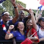 Hinchas franceses en el Campo de Marte. (AP Photo/Laurent Cipriani)