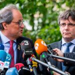 El expresidente de la Generalitat, Carles Puigdemont, junto al actual, Quim Torra. Foto: Efe