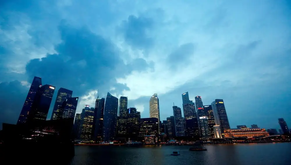 Fotografía de archivo que muestra los rascacielos de Singapur visto desde un hotel en Marina Bay / Efe