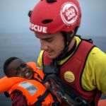 La labor de «Proactiva Open Arms» no se reduce a las misiones en alta mar, en tierra también cuenta con un equipo de especialistas en situaciones de crisis y sus voluntarios están dispuestos a actuar allí donde hay una vida en peligro / Foto: Ap