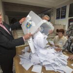 Un miembro de la mesa electoral vacia una urna en Chisinau