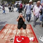 Hassan, un pensionista de 67 años, reza en medio de las protestas en contra del Gobierno en la plaza Taksim, en Estambul, ayer