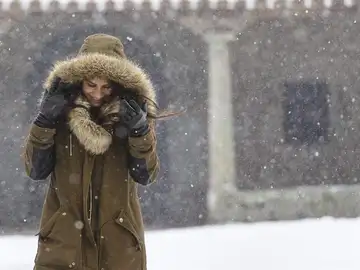 Una vecina de la provincia de Salamanca se resguarda de la nieve Una vecina de la provincia de Salamanca se resguarda de la nieve