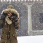 Una vecina del municipio salmantino de La Alberca se resguarda de la nieve en una difícil jornada en toda Castilla y León