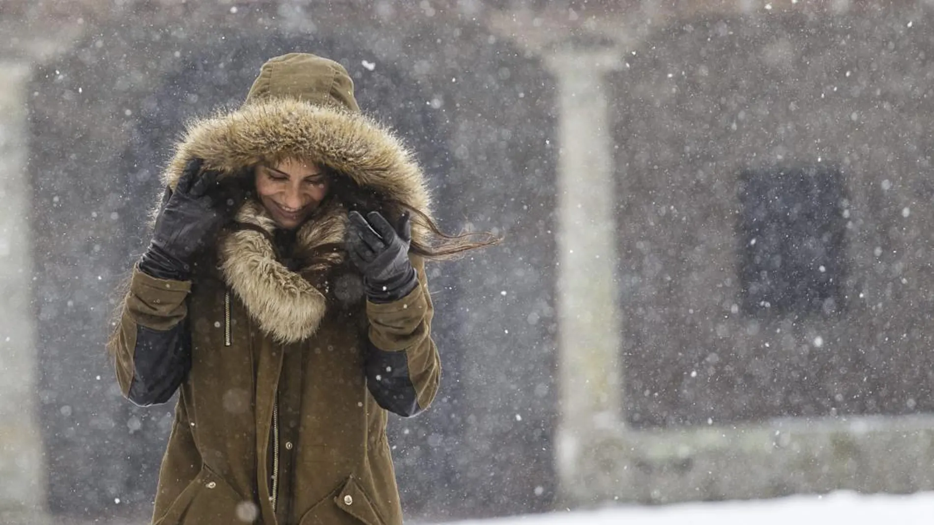 Una vecina de la provincia de Salamanca se resguarda de la nieve