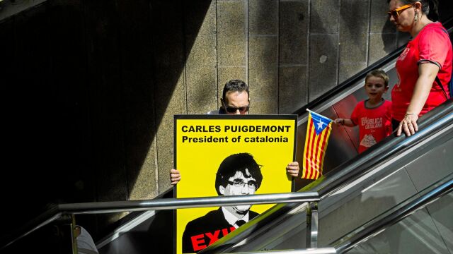 Un cartel con la imagen del ex president de Cataluña, Carles Puigdemont, en el día de la Diada de Cataluña