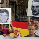 Miembros de la AVT se han concentrado hoy ante el escrache de Oñate/Efe