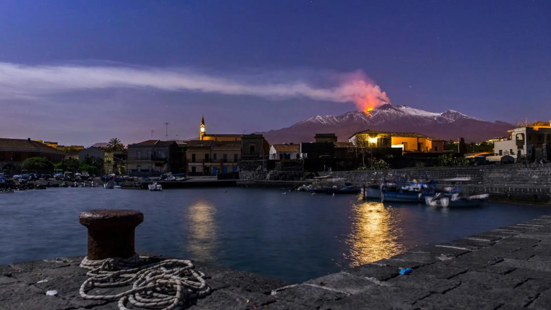 Imagen de archivo del volcán Etna, en erupción visto desde el pueblo siciliano de Pozzillo / Ap