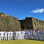 La tripiulación del Juan Sebastián de Elcano ante uno de los fuertes de San Juan.