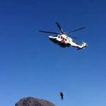 Momento en el que el herido era rescatado por Salvamento Marítimo