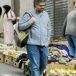 Sergio del Molino paseando por el barrio del Polígono (Melilla)