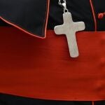Un cardenal llega a la séptima congregación
