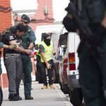 Agentes de la Guardia Civil conducen a a Said Ben Iazza