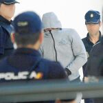 A las puertas de los juzgados de Algeciras se concentraron ayer familiares del menor fallecido tras ser arrollado por una lancha