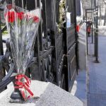 Homenaje a Dario. Flores y velas en la puerta de El Retiro que da a la calle Ibiza recordaban ayer el fallecimiento del menor, que iba acompañado por su padre, tras caer un árbol el pasado sábado