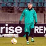 Quique Setién, durante el entrenamiento en el estadio Josy Barthel de Luxemburgo