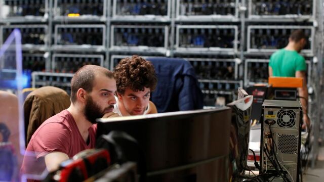 Empleados trabajando en una empresa de criptomonedas / Reuters