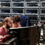 Empleados trabajando en una empresa de criptomonedas / Reuters