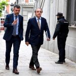 El ex conseller Santi Vila, junto a su abogado, Pau Molins, ayer cuando se dirigían al Tribunal Supremo para conocer su procesamiento por tres delitos