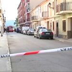 Agentes de la Guardia Civil desplegados en torno al domicilio, ubicado en el número 14 de la calle de la Vendimia