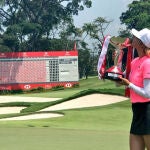 Michelle Wie besando el título