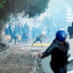 Miles de personas se manifestaron en las calles de Argel. Al final de la marcha se produjeron incidentes entre manifestantes y la Policía