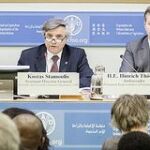 El viajero Joan Ribó en la foto superior, conversa con las alcaldesas de Roma y de Turín. A la derecha, en Noruega, en un congreso de alcaldes, y abajo en una sesión del Consejo de la FAO