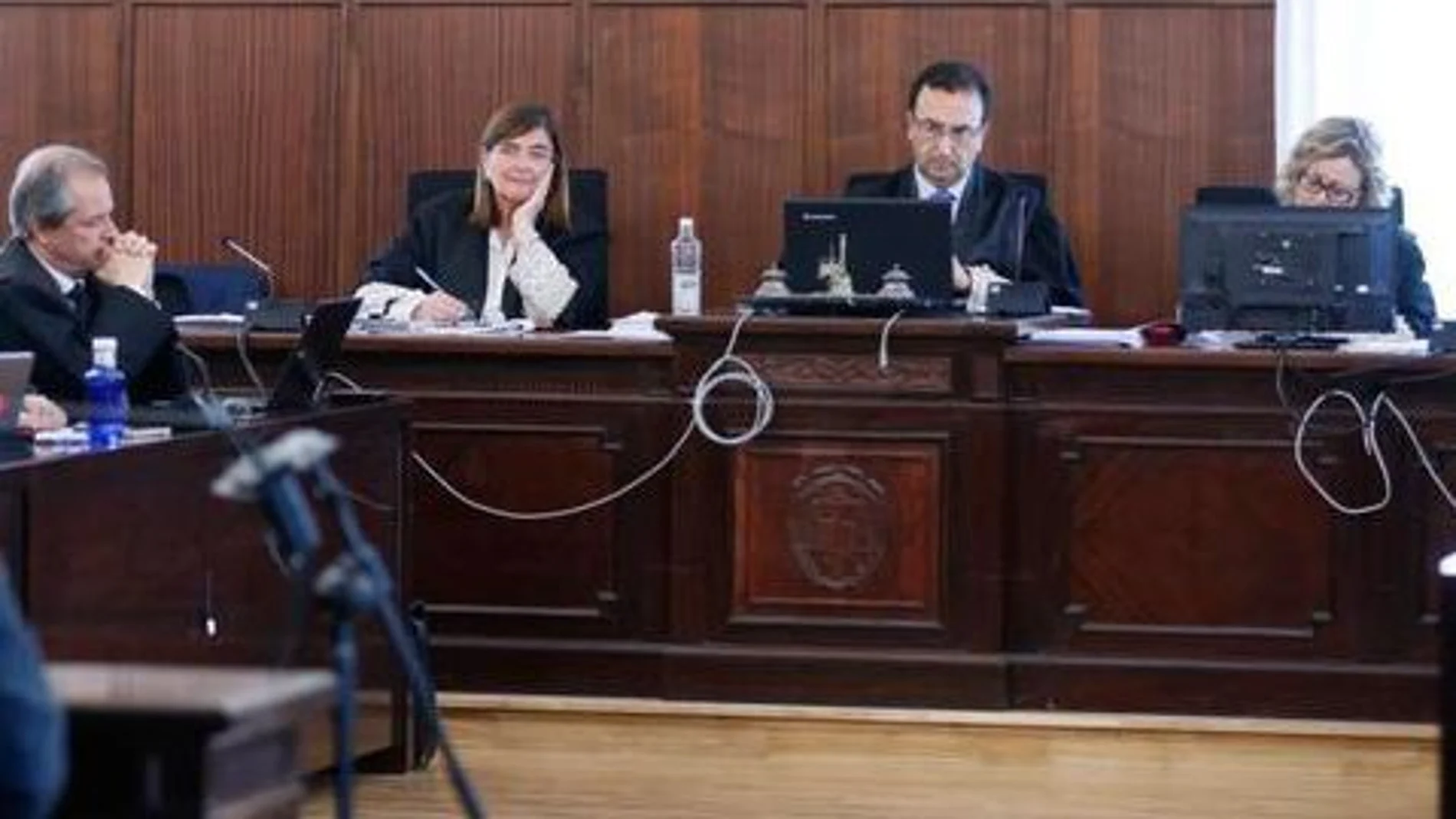 De izquierda a derecha, los magistrados Pilar Llorente, Juan Antonio Calle y Encarnación Gómez, durante el juicio del caso ERE en la Audiencia / Foto: Efe