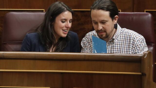El líder de Podemos, Pablo Iglesias y la portavoz en el Congreso, Irene Montero