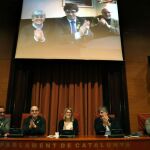 Los diputados electos Carles Puigdemont (c), Clara Pontasí (i) y Lluís Puig (d), participaron telemáticamente desde Bruselas en la reunión celebrada en el Parlament por el grupo parlamentario de Junts per Catalunya